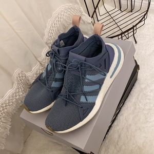 Women’s size 7 adidas Arkyn